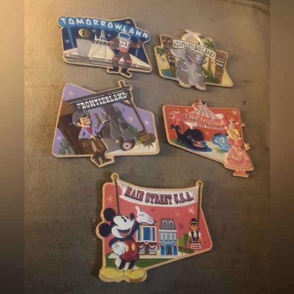 🎠Rare Vintage Disneyland Magnet Collection 84A $40 or $35 w/offer or ind. below* - Picture 1 of 8
